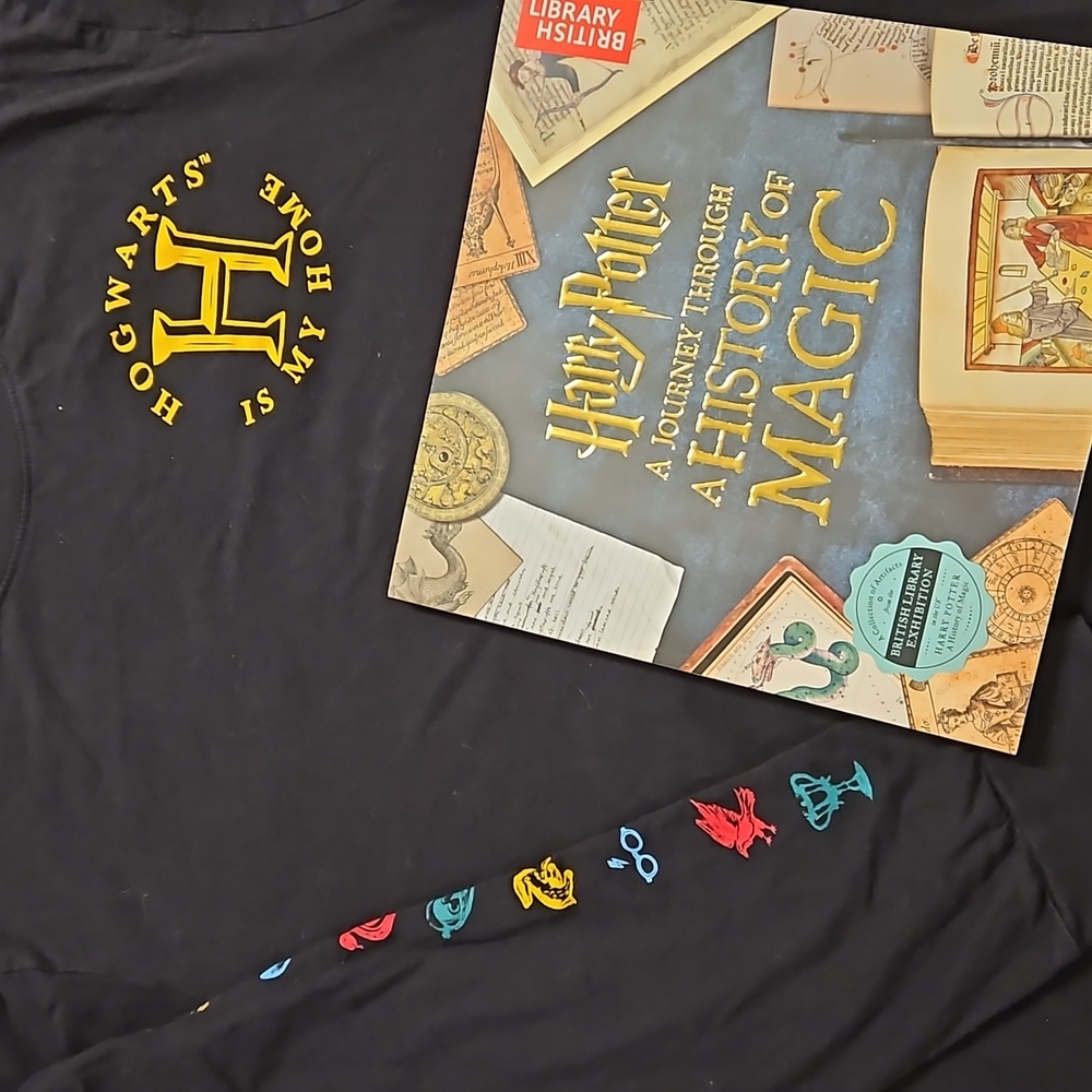 HARRY POTTER Hogwarts long sleeve tee History of Magic book New Med. 17 UNISEX